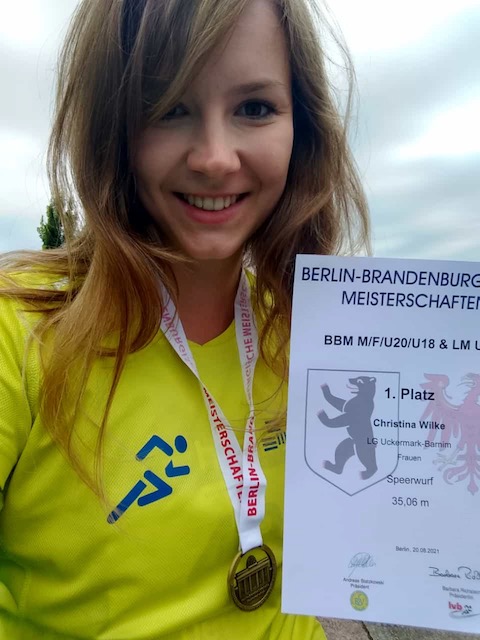 Christina Wilke zeigt stolz Medaille und Urkunde